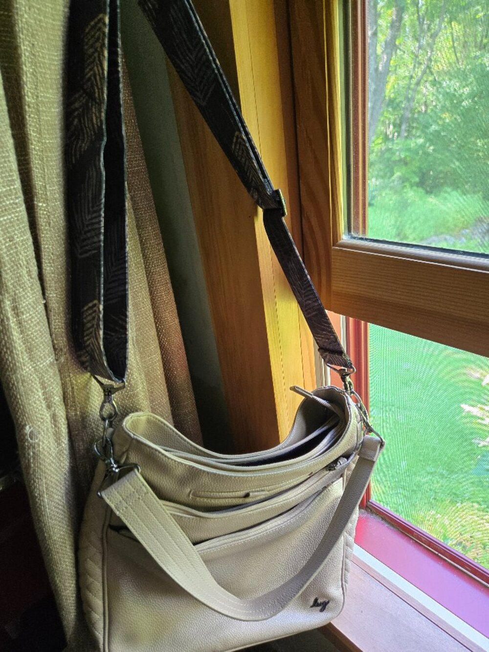 Cable Car Classic VL Crossbody Bag (in sand color)